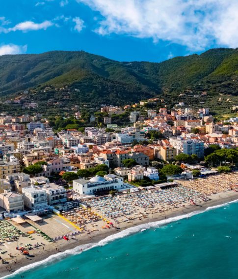 Scopri gli alberghi associati a Spotorno e trova la struttura più adatta per il tuo soggiorno al mare in Riviera Ligure.